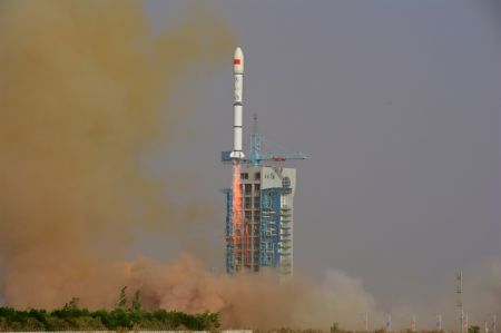 (miniature) Une fusée porteuse Longue Marche-2C transportant trois satellites de test de communication en orbite basse décolle du Centre de lancement de satellites de Jiuquan