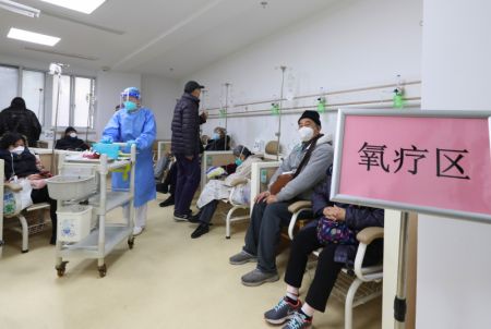 (miniature) Des patients traités par oxygénothérapie dans un établissement de santé communautaire à Shanghai