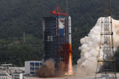(miniature) Une fusée porteuse Longue Marche-2D transportant un satellite de télédétection décolle depuis le Centre de lancement des satellites de Xichang