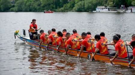 (miniature) Les membres de l'équipage du bateau-dragon du comté de Pujiang de la province du Zhejiang (est de la Chine) participent à la course lors du 27e Festival des bateaux-dragons de Prague
