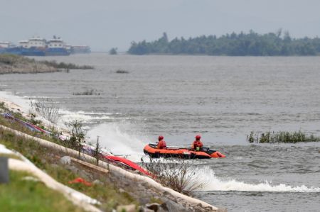 (miniature) Des secouristes sont en train de pomper les eaux de crue du lac Dongting dans le bourg de Tuanzhou