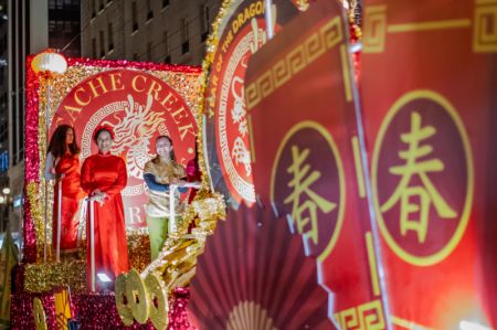 (miniature) Des personnes sur un char participent à un défilé du Nouvel An chinois à San Francisco