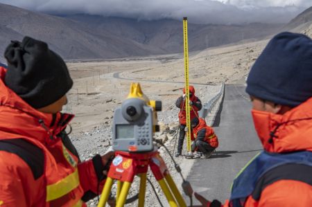 (miniature) Des membres de l'équipe de mesure procèdent au nivellement dans le district de Tingri de la région autonome du Tibet