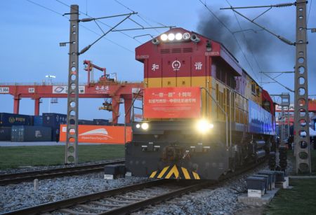 (miniature) Un train de fret Chine-Europe Chang'an transportant plus de 260 véhicules à énergie nouvelle BYD quitte Xi'an
