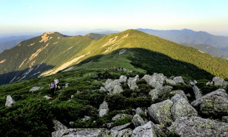 (miniature) Des touristes visitent la montagne Caolianling dans le district de Luonan de la ville de Shangluo