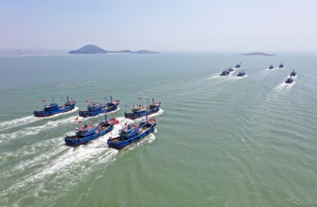 (miniature) Photo aérienne de bateaux de pêche dans la baie de Quanzhou