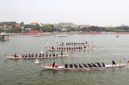 (miniature) Des rameurs en provenance des deux rives du détroit de Taiwan font la course sur l'eau lors d'un festival culturel de bateaux-dragons à Xiamen