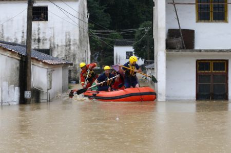 (miniature) Des secouristes évacuent des villageois bloqués dans le village de Baiguoshu inondé