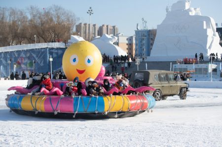(miniature) Des visiteurs s'amusent au parc du Carnaval de glace et de neige sur la rivi&egrave;re Songhua