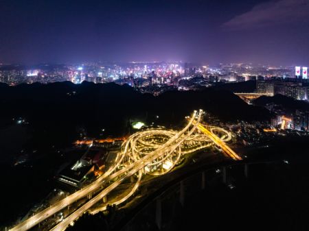 (miniature) Photo aérienne d'une vue nocturne de l'échangeur autoroutier de Qianchun