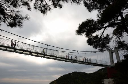 (miniature) Des touristes dans un site pittoresque du mont Mengshan dans le district de Pingyi de la ville de Linyi