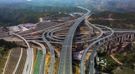 (miniature) Vue de la nouvelle autoroute Chuxiong-Dali dans la province chinoise du Yunnan (sud-ouest)