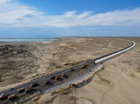 (miniature) Photo aérienne d'une autoroute en construction traversant le désert dans la région autonome ouïgoure du Xinjiang (nord-ouest de la Chine)