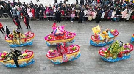 (miniature) Une photo aérienne d'un drone montrant des personnes dansant pour célébrer la fête des lanternes à venir dans le district de Hezheng