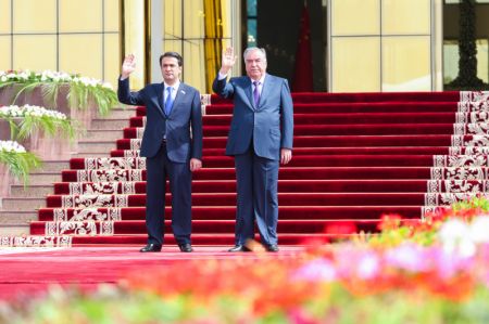 (miniature) Le président tadjik Emomali Rahmon et le président de l'Assemblée nationale du Tadjikistan et maire de Douchanbé