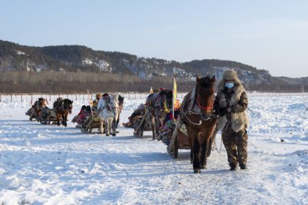 (miniature) Des touristes font du traîneau à la station de ski du village de Beiji