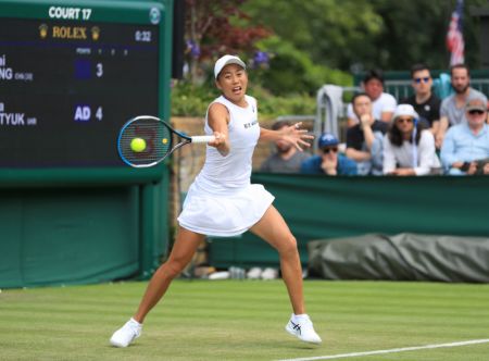 (miniature) La Chinoise Zhang Shuai dispute son match de 2e tour du simple dames contre l'Ukrainienne Marta Kostyuk lors du tournoi de tennis de Wimbledon à Londres