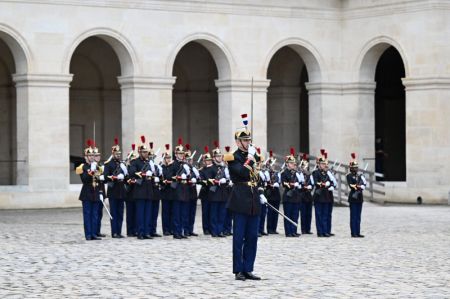 (miniature) Le président chinois Xi Jinping assiste à une cérémonie de bienvenue organisée par le président français Emmanuel Macron à Paris