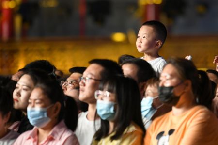 (miniature) Des spectateurs regardent un spectacle lors d'un événement touristique et culturel organisé à Hohhot