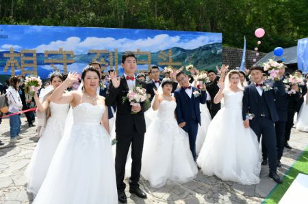 (miniature) Des couples ayant participé à la lutte contre le COVID-19 prennent part à un mariage de groupe organisé par le comité de gestion du mont Changbai