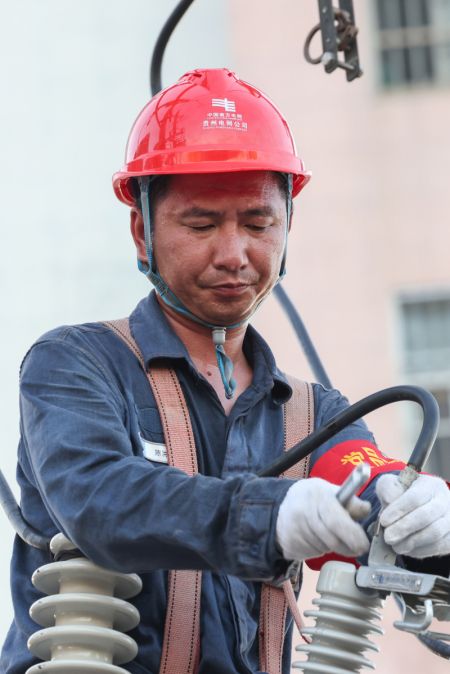 (miniature) Un ouvrier de maintenance travaille dans le bourg de Longlou de la ville de Wenchang