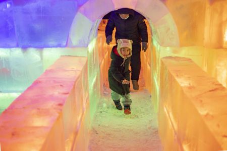 (miniature) Des gens visitent le 48e festival des lanternes de glace de Harbin à Harbin