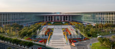 (miniature) Vue de la place sud du Centre national des expositions et des congrès (Shanghai)