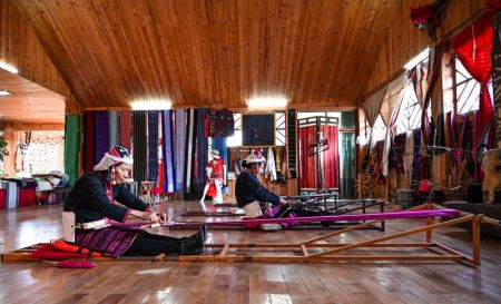 (miniature) Des villageoises fabriquent des brocarts tiss&eacute;s &agrave; la main dans un village du district autonome Wa de Ximeng