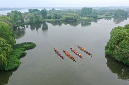 (miniature) Des habitants pratiquent la course de bateaux-dragons dans le lac Qinhu à Taizhou