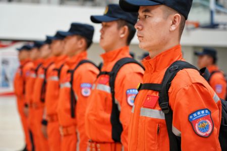 (miniature) Des membres d'une équipe de secours chinoise s'apprêtent à partir pour la Turquie depuis une base d'entraînement à la lutte contre les incendies à Beijing