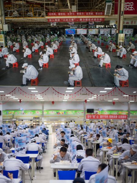 (miniature) Collage de photos montrant des employés de la société Dongfeng Motor Corporation Passenger Vehicle Company déjeunant à la cantine avec une distance de deux mètres le 24 mars 2020 (en haut) et des travailleurs déjeunant dans la même cantine