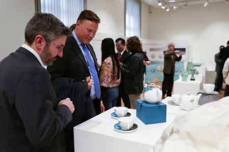 (miniature) Des invités au vernissage d'une exposition sur la culture du thé au Centre culturel de Chine à Bruxelles