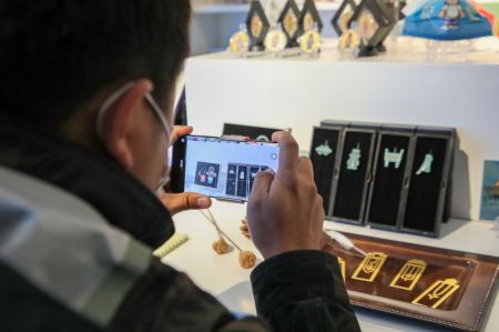 (miniature) Un visiteur prend des photos dans une salle d'exposition de la phase II du Musée national de l'écriture chinoise