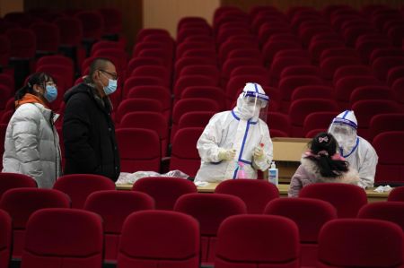(miniature) Des travailleurs m&eacute;dicaux pr&eacute;l&egrave;vent des &eacute;chantillons pour effectuer des tests d'acide nucl&eacute;ique dans un site d'&eacute;chantillons de l'arrondissement de Shunyi de Beijing