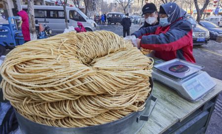 (miniature) Un consommateur achète des denrées alimentaires dans l'arrondissement de Midong