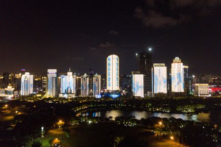 (miniature) Photo a&eacute;rienne de plusieurs b&acirc;timents le long de l'avenue Binhai illumin&eacute;s en bleu pour marquer la Journ&eacute;e mondiale de l'enfance