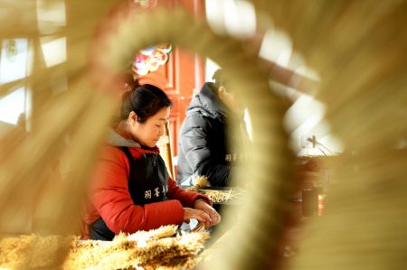 (miniature) Des villageois fabriquent des balais dans le village de Xiongying du bourg de Qiuzhuang à Langfang