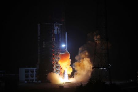 (miniature) Une fusée porteuse Longue Marche-2D transportant le satellite Yaogan-36 décolle depuis le Centre de lancement de satellites de Xichang