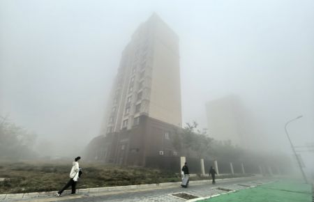 (miniature) Des piétons dans le brouillard à Beijing