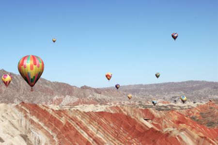 (miniature) Des montgolfières dans le parc géologique national de Danxia