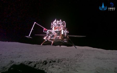 (miniature) Photo prise et retransmise sur Terre de manière autonome par un mini rover libéré de l'ensemble atterrisseur-ascenseur de la sonde Chang'e-6