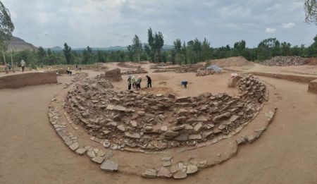 (miniature) Photo d'archives non datée montrant une tombe circulaire sur un site de tombes en pierre à Chifeng