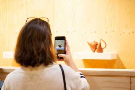 (miniature) Une femme prend une photo lors de l'exposition Héritage et innovation inspirés par la Chine au Centre culturel chinois de La Haye