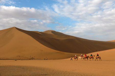 (miniature) Des touristes visitent la zone touristique de la montagne Mingsha et la source Yueya à Dunhuang