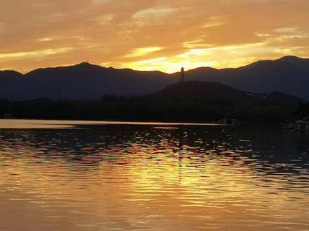 (miniature) La photo prise le 10 octobre 2021 montre la vue du coucher de soleil &agrave; Beijing