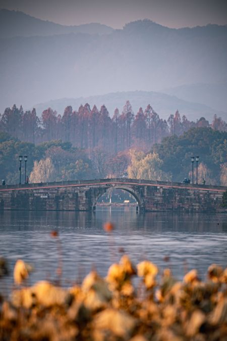 (miniature) Le pont Xiling traversant le lac de l'Ouest à Hangzhou
