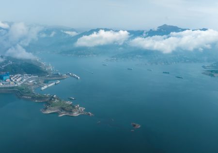 (miniature) Photo aérienne de bateaux dans les eaux en amont du barrage des Trois Gorges
