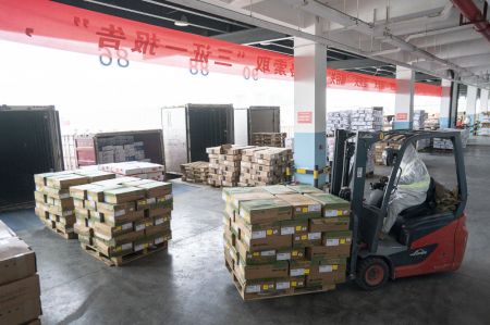 (miniature) Un employé transporte des aliments de la chaîne du froid importés dans un centre régional de la chaîne du froid à Wuhan