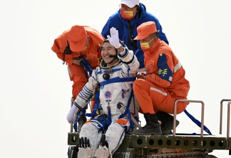 (miniature) Le taïkonaute Zhai Zhigang sort de la capsule du vaisseau spatial Shenzhou-13 sur le site d'atterrissage de Dongfeng dans la région autonome de Mongolie intérieure (nord de la Chine)