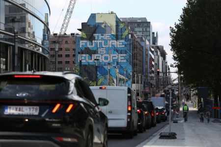 (miniature) Photo prise le 4 octobre 2024 montrant des véhicules attendant à un feu de circulation près du siège de la Commission européenne à Bruxelles